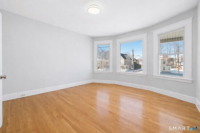 Building Photo - 196 Center St