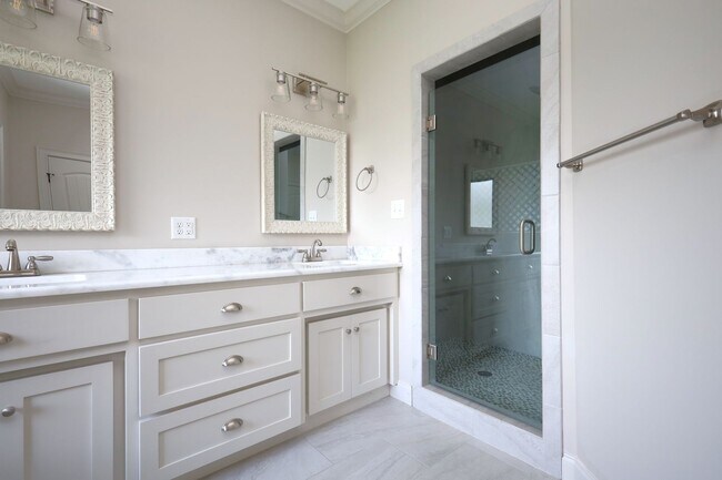 Building Photo - 4704 Crescent Ct