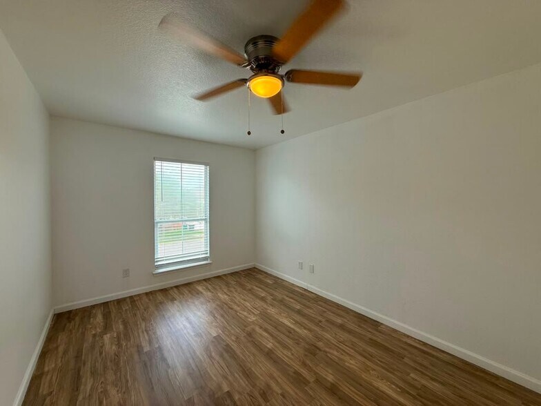 Building Photo - 418 Golden Walk