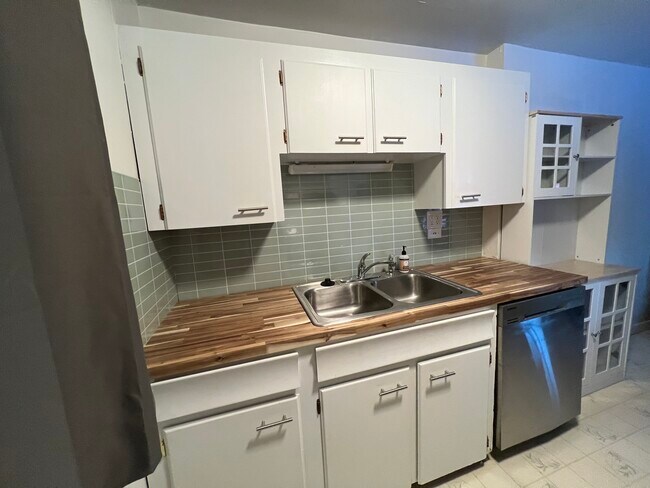 Building Photo - 3701 S Hooker St