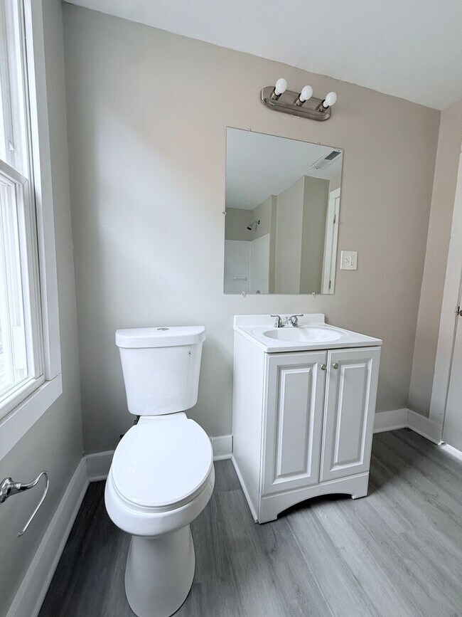 Building Photo - Freshly Renovated Cleveland Duplex Unit with Utilities Included