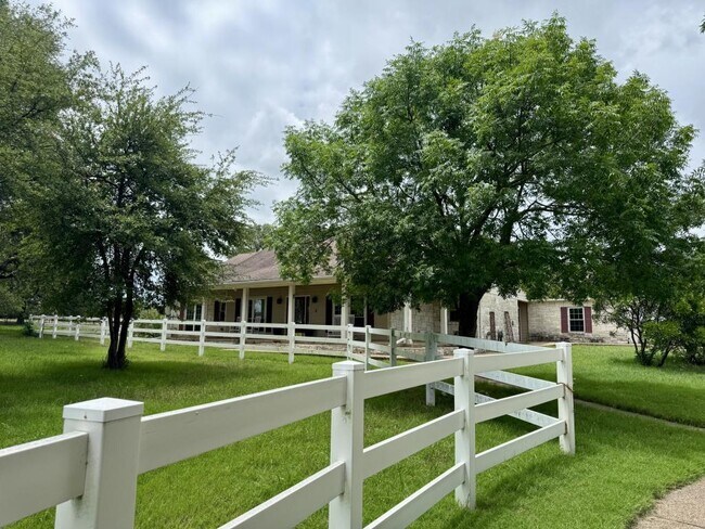 Building Photo - 465 Austin Hines Dr