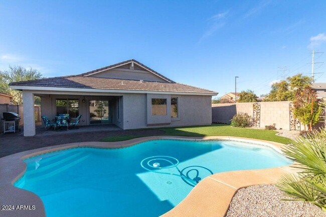 Building Photo - 2812 E Questa Dr