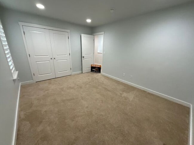 Building Photo - 4 bdrm 3 bth Home 2 Car Garage- Small Dog ...