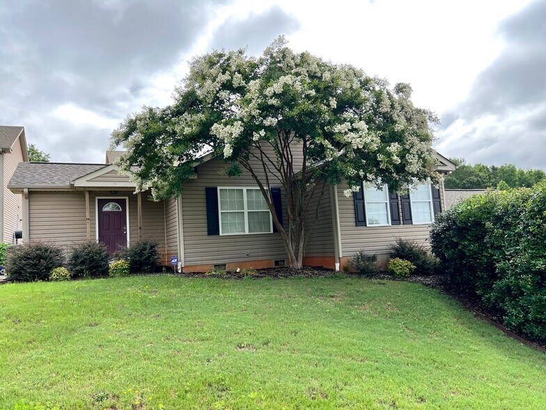 Front - 2B Circleview Dr
