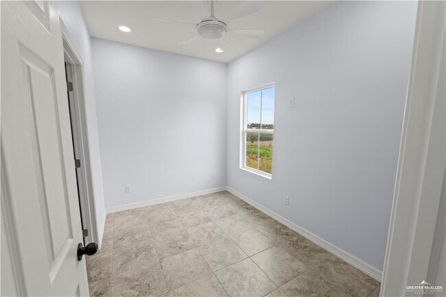 Building Photo - 1404 Karen Dr