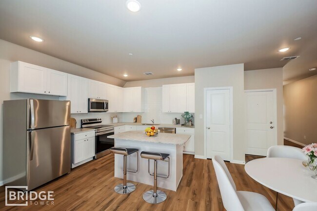 Building Photo - 1008 E Golden Ln