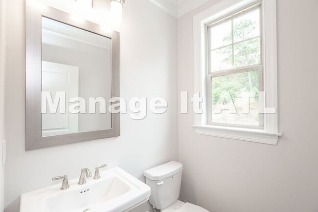 Building Photo - 4 Bedroom Townhome in Chamblee