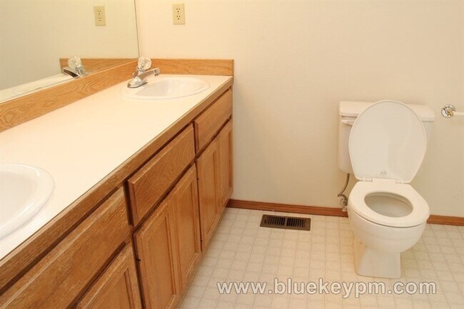 Building Photo - 4 Bed, 3 Bath Home w/ 1 Bed and 1 Full Bath on Main Near Bethany/Rock Creek