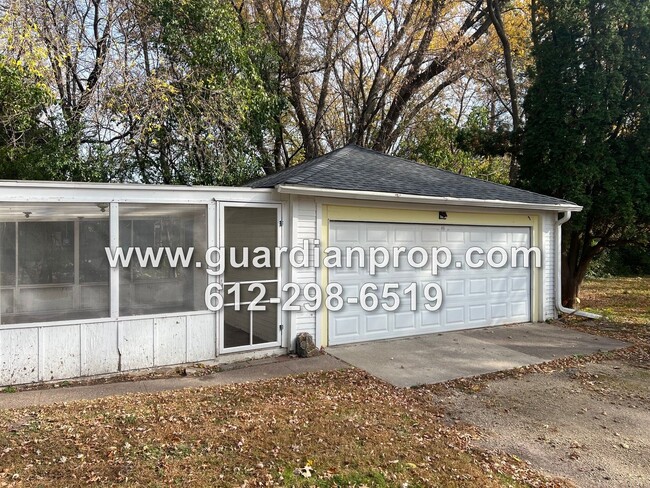 Building Photo - House in Oakdale 1 Acre Lot Available Now,...