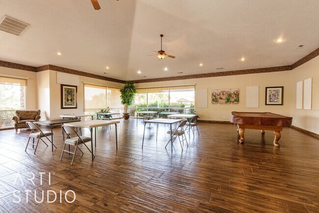 Building Photo - Stunning 3-Bedroom Home with Private Backy...
