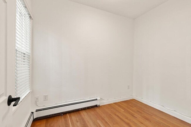 Building Photo - 166 Brooks St