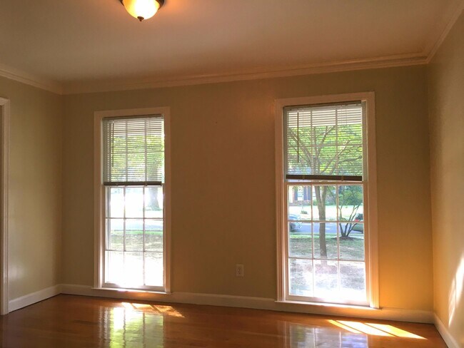 Building Photo - Dont miss out on this spacious East Memphi...