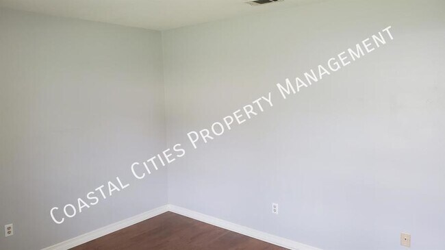 Building Photo - 1696 Carmel Cir E