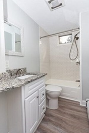 Building Photo - 145 Maple St