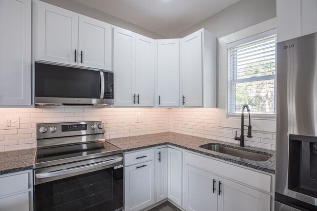 Building Photo - Renovated Bungalow in Riverside