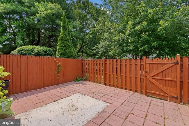 Building Photo - 13 Dinsdale Ct