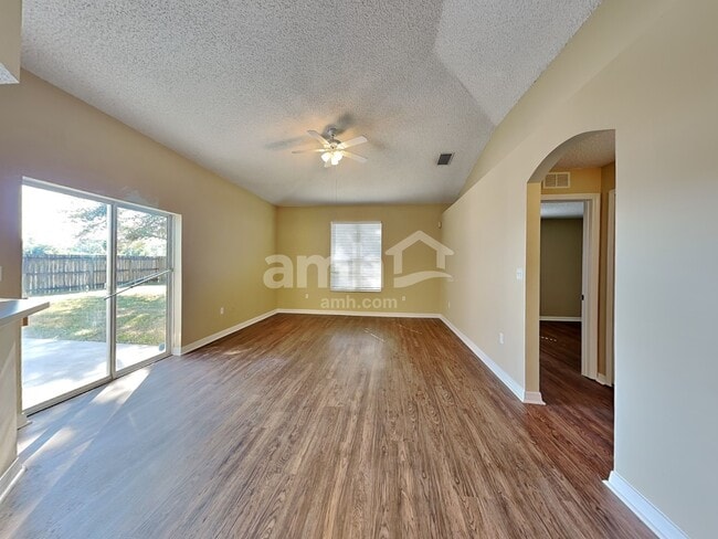 Building Photo - 558 Hatcher St SE