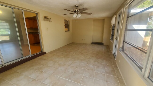 Building Photo - Large 3 Bedroom, 2.5 Bath with large Den and Family Room in Rainbows End, Dunnellon, FL