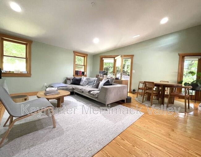 Building Photo - 44 River St