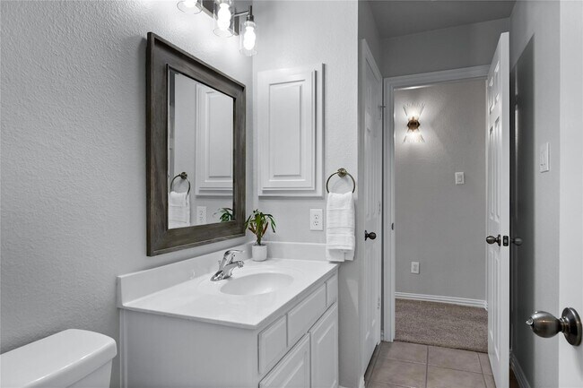 Building Photo - 1908 Thorndale Cir