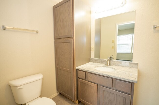 Building Photo - Cozy 2 bedroom 2 bathroom Townhome - Avail...