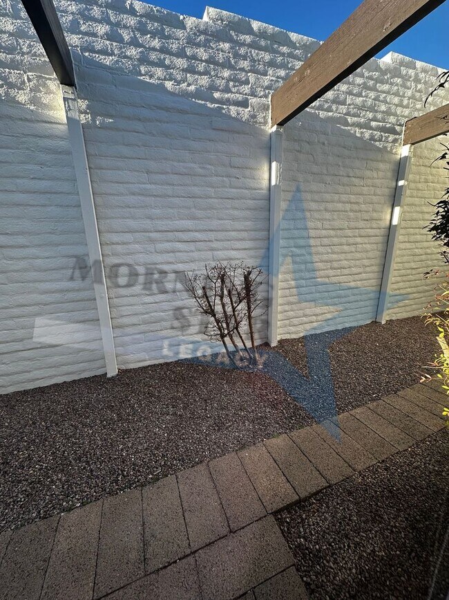 Building Photo - Large 2 bedroom with sunroom in immaculate condition.  Telshor neighborhood with garage!