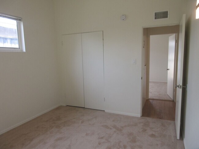 Building Photo - Book your appointment today for this cozy ...