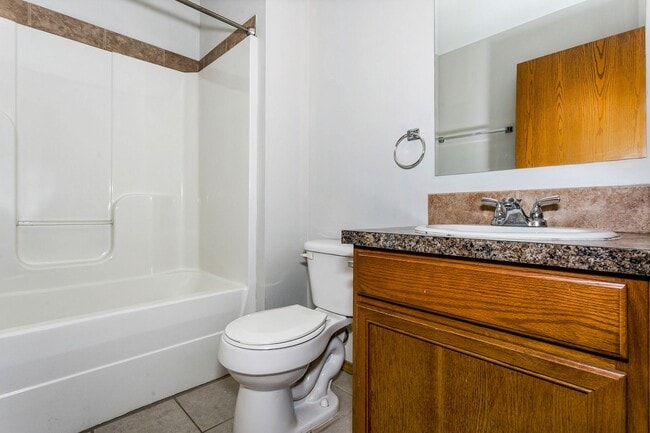 Building Photo - Spacious 3 bedroom 2.5 bath townhouse in Derby available NOW!