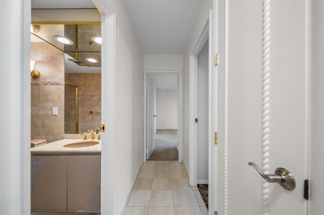 Building Photo - 300 Winston Dr