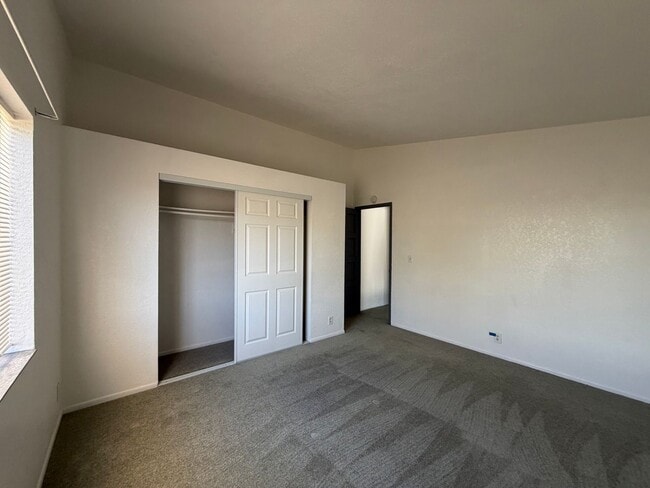 Building Photo - Beautiful 3 Bedroom House Located on Calico Lake
