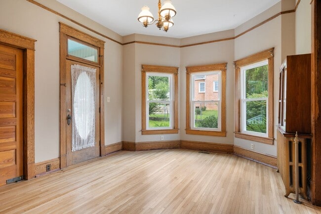 Building Photo - 4 to 5 bed / 2 Bath Just remodeled