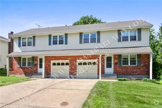Building Photo - Updated 3Bed/2.5 Bath Duplex in Gladstone-...