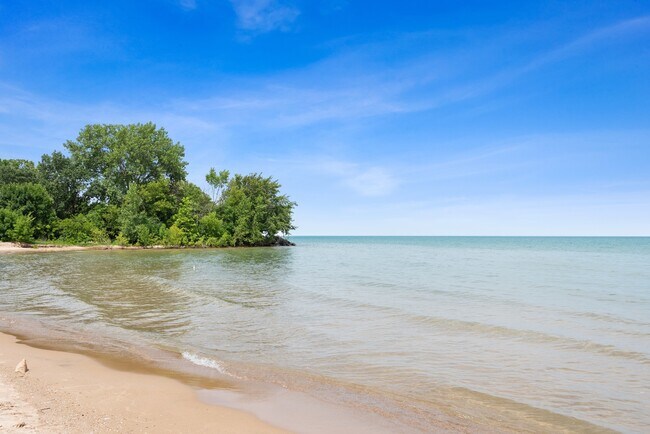 Building Photo - 618 1/2 Sheridan Rd