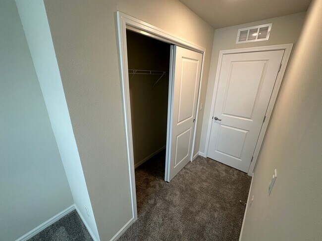 Building Photo - 3 Bedroom, 2.5 Bath Town Home in Winter Park!