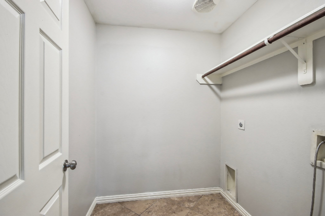 Building Photo - 8210 Radial Ct