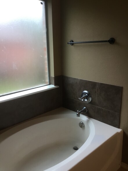 Building Photo - 502 Spring Dr