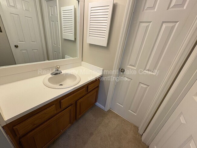 Building Photo - 700 Bishops Park Dr