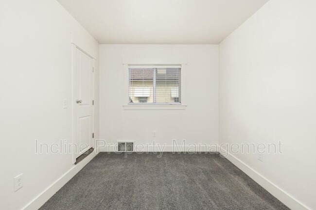 Building Photo - 792 500 N