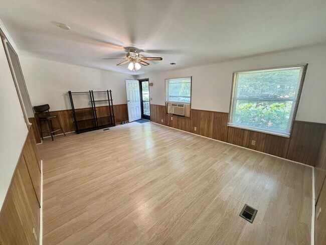 Building Photo - 166 Smith Ln