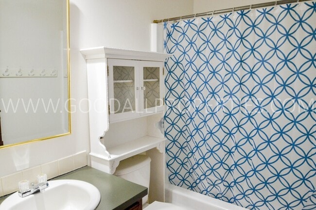 Building Photo - 2 Bedroom One Bath Duplex with detached garage