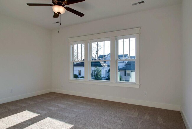 Building Photo - 2 Bedroom, 2.5 Bath Home in East Nashville