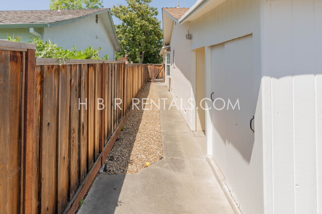 Building Photo - Charming Three Bedroom Single Story Liverm...
