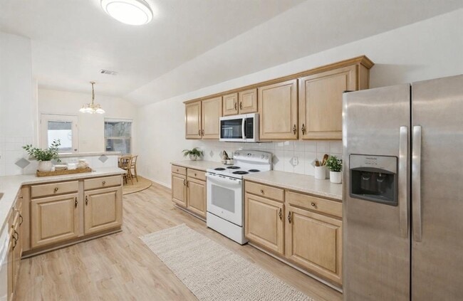Building Photo - 1611 Sunnycrest Cir