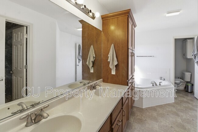 Building Photo - 3921 Trailway Dr