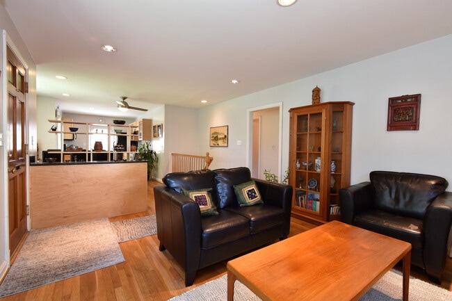 Building Photo - Fantastic 4 Bedroom, 3 Full Bathroom, Close in Bethesda Home!