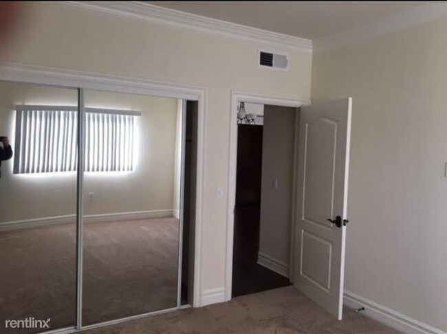 Building Photo - 10950 Bloomfield St