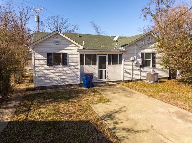 Building Photo - Freshly Updated House