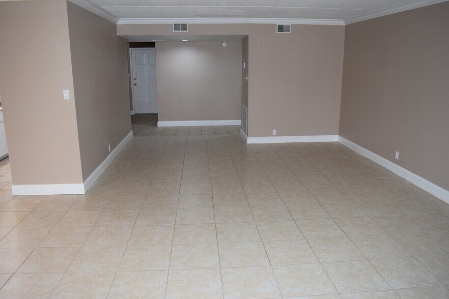 Building Photo - 8526 Madrid Ct