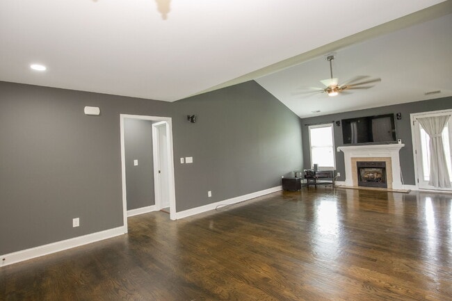 Building Photo - *Lease Special!* Fiber optic internet incl...